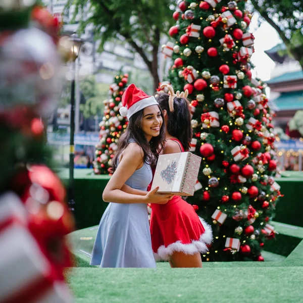 Deux Jeunes Filles Asiatiques Échangent Des Cadeaux Entre Elles Sous — Photo