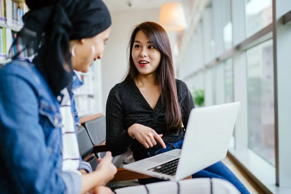 Uma Mulher Muçulmana Oriente Médio Tem Uma Reunião Negócios Com Imagem De Stock