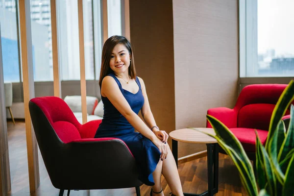 Uma Jovem Empresária Bonita Senta Uma Poltrona Vermelha Seu Escritório Imagens Royalty-Free