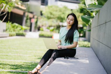 Kendinden emin, genç, güzel ve kendinden emin Asyalı bir kadının portresi.
