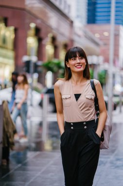 Asya mall alışveriş merkezleri içinde belgili tanımlık geçmiş ile dışında duran genç Çinli Asyalı kadın