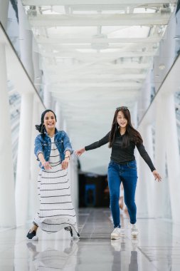 Farklı etnik kökenlere sahip iki arkadaş gün boyunca bir köprüde yan yana dururlar. Biri Malezyalı Müslüman bir kadın, diğeri de Çinli bir Asyalı. İkisi de genç, enerjik ve çekici..