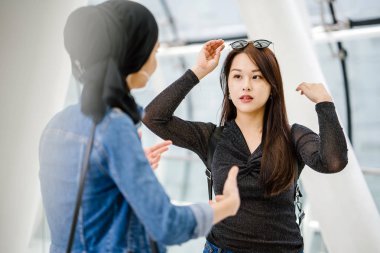 Farklı etnik kökenlere sahip iki arkadaş gün boyunca bir köprüde yan yana dururlar. Biri Malezyalı Müslüman bir kadın, diğeri de Çinli bir Asyalı. İkisi de genç, enerjik ve çekici..