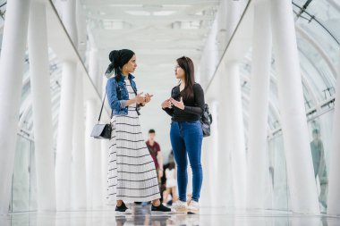Farklı etnik kökenlere sahip iki arkadaş gün boyunca bir köprüde yan yana dururlar. Biri Malezyalı Müslüman bir kadın, diğeri de Çinli bir Asyalı. İkisi de genç, enerjik ve çekici..