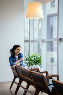 Gündüz vakti genç, zarif ve çekici Malezyalı Müslüman kadın.