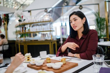 klas bir kapalı Kafe oturan bir güzel ve zarif genç Kore Asya kadın portresi