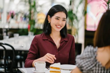 klas bir kapalı Kafe oturan bir güzel ve zarif genç Kore Asya kadın portresi