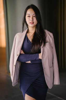 Kendinden emin, genç, güzel ve kendinden emin Asyalı bir kadının portresi.