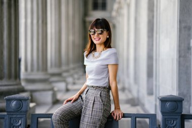 Zarif ve çekici Asyalı Çinli kadın. O şık giyinmiş ve çekici ve güzel