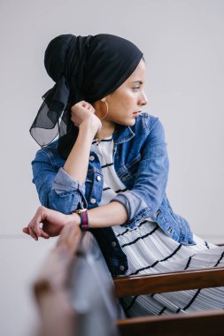 Gündüz vakti genç, zarif ve çekici Malezyalı Müslüman kadın.