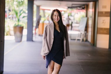 Kendinden emin, genç, güzel ve kendinden emin Asyalı bir kadının portresi.