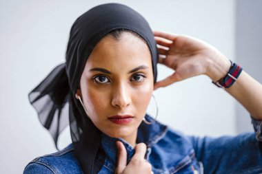 Gündüz vakti genç, zarif ve çekici Malezyalı Müslüman kadın.