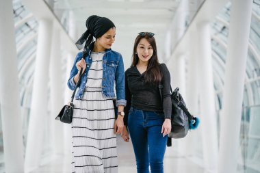 Farklı etnik kökenlere sahip iki arkadaş gün boyunca bir köprüde yan yana dururlar. Biri Malezyalı Müslüman bir kadın, diğeri de Çinli bir Asyalı. İkisi de genç, enerjik ve çekici..