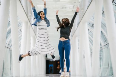 Farklı etnik kökenlere sahip iki arkadaş gün boyunca bir köprüde yan yana dururlar. Biri Malezyalı Müslüman bir kadın, diğeri de Çinli bir Asyalı. İkisi de genç, enerjik ve çekici..