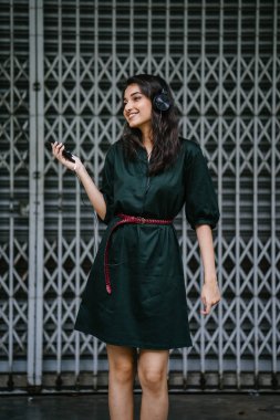 O dinler müzik için onu kulaklıktan dans bir genç, çekici ve güzel Hint Asya bin yıllık kız portresi