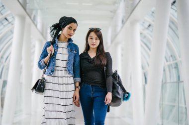 Farklı etnik kökenlere sahip iki arkadaş gün boyunca bir köprüde yan yana dururlar. Biri Malezyalı Müslüman bir kadın, diğeri de Çinli bir Asyalı. İkisi de genç, enerjik ve çekici..