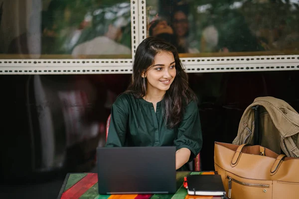 Joven Estudiante Universitaria Mujer India Asiática Está Estudiando Trabajando Computadora —  Fotos de Stock