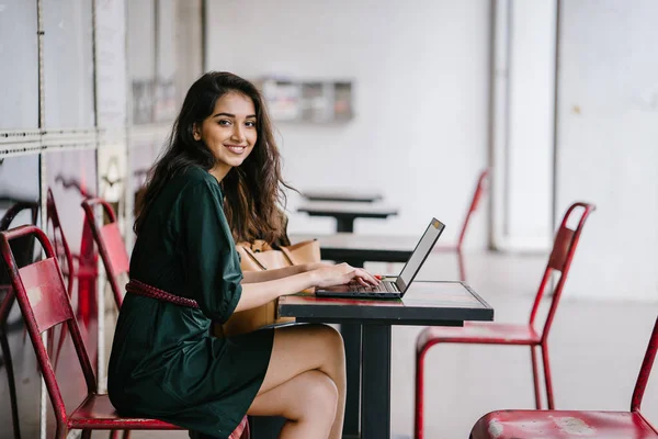 Giovane Studente Universitario Donna Asiatica Indiana Sta Studiando Lavorando Sul — Foto Stock