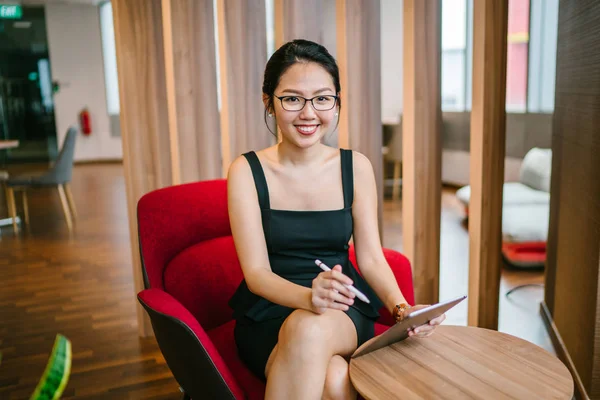 Retrato Empresarial Una Joven Bella Mujer Asiática Que Trabaja Dispositivo — Foto de Stock