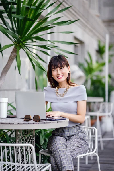 Retrato Una Atractiva Segura Exitosa Mujer Asiática China Usando Portátil — Foto de Stock