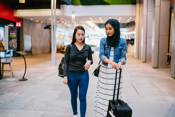 Twee Vrouwelijke Vrienden Het Winkelcentrum Een Van Hen Chinees Andere — Stockfoto