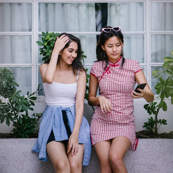 Dvojice Mladých Asijských Dívek Které Během Dne Dívají Smartphone Ulici — Stock fotografie