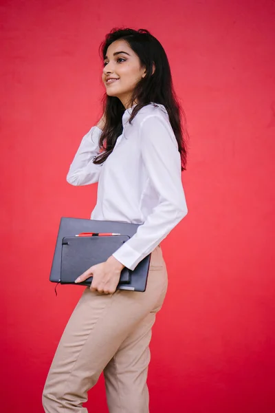 그녀는 그녀의 휴대용 퍼스널 컴퓨터 노트북 셔츠와 카키색 바지를 아시아 — 스톡 사진