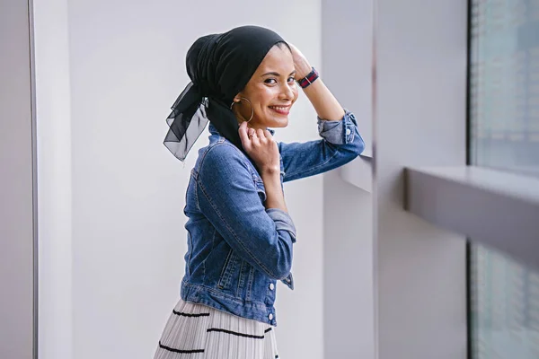 Jovem Elegante Atraente Mulher Muçulmana Malaia Durante Dia — Fotografia de Stock