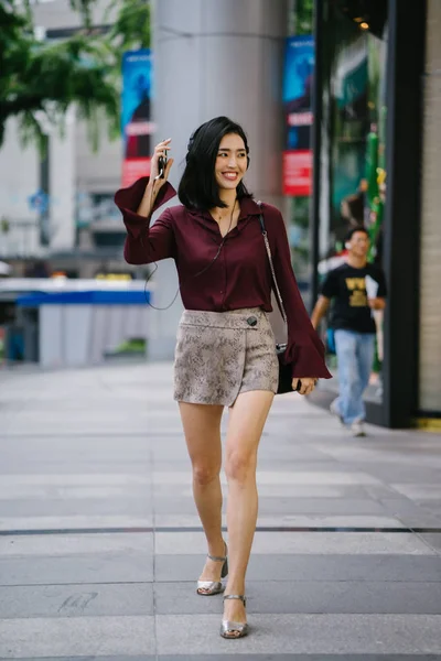 Bela Mulher Coreana Uma Blusa Elegante Shorts Dançando Enquanto Ela — Fotografia de Stock