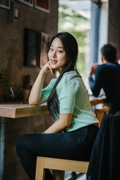 Retrato Uma Jovem Atraente Mulher Asiática Chinesa Relaxando Relaxando Café — Fotografia de Stock