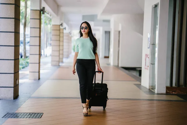 Een Jonge Aziatische Vrouw Trekt Haar Koffer Bagage Aantrekkelijk Elegant — Stockfoto