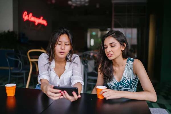Dvě Blízké Přátele Ženy Během Dne Sedět Kavárně Sledovat Video — Stock fotografie