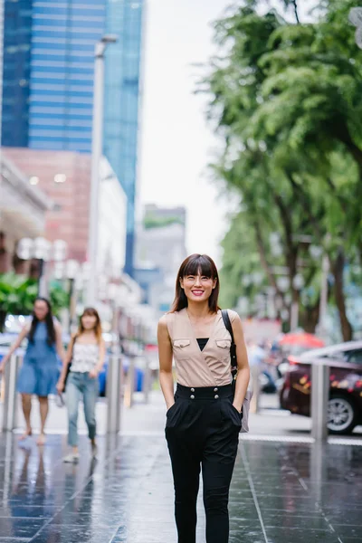 年轻的中国亚洲妇女站在亚洲一家商场外 背景是商场 — 图库照片
