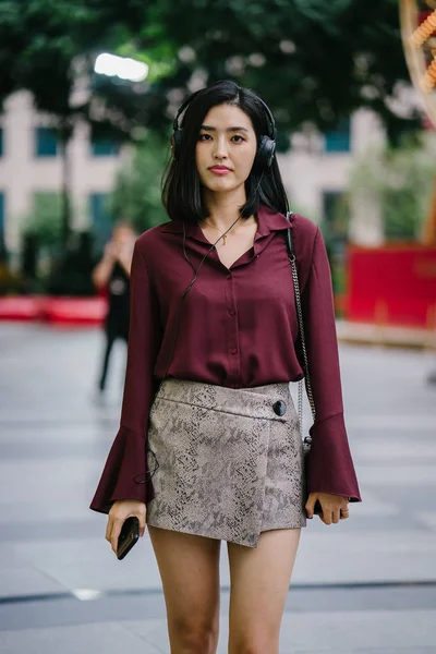 Mooie Koreaanse Vrouw Een Elegante Blouse Shorts Dansen Als Wandelingen — Stockfoto