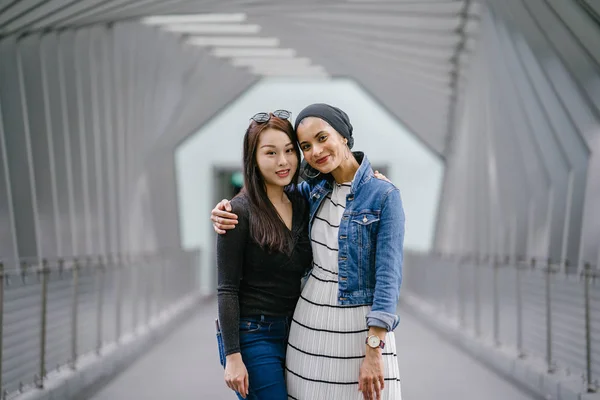 Dos Amigos Diferentes Etnias Puente Durante Día Una Una Mujer — Foto de Stock