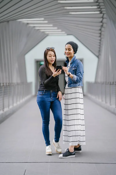 Dois Amigos Etnia Diferente Uma Ponte Durante Dia Deles Uma — Fotografia de Stock