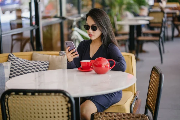 Retrato Una Joven Atractiva Elegante Hermosa Mujer Asiática Sentada Aire — Foto de Stock