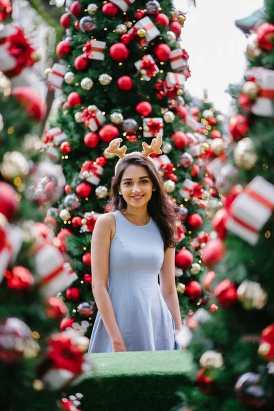 Portrait Noël Festif Une Jeune Belle Heureuse Femme Asiatique Indienne — Photo