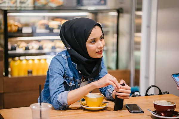 Młoda Muzułmanka Kawiarni Kawą Telefonem Komórkowym — Zdjęcie stockowe