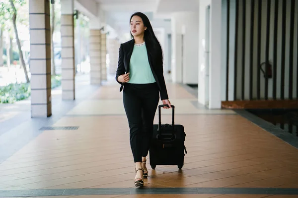 Una Joven Asiática Está Sacando Maleta Equipaje Ella Atractiva Elegante —  Fotos de Stock