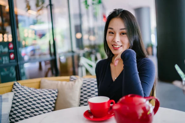 Portrait Young Attractive Elegant Beautiful Asian Woman Sitting Outdoors Alfresco — Stock Photo, Image