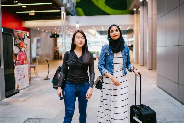 Duas Amigas Shopping Center Uma Chinesa Outra Muçulmana — Fotografia de Stock