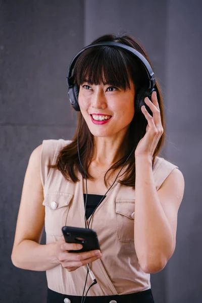 Retrato Una Mujer China Mediana Edad Fotogénica Escuchando Música Sus —  Fotos de Stock