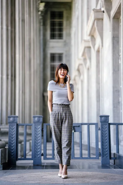 Retrato Una Atractiva Segura Exitosa Mujer Asiática China Ella Está — Foto de Stock