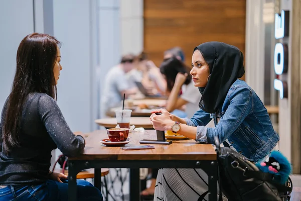 Chińska Azjatka Muzułmanka Cieszą Się Życiem Kawiarni — Zdjęcie stockowe