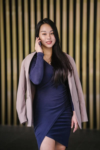 Retrato Uma Jovem Bela Mulher Chinesa Asiática Vestido Azul Elegante — Fotografia de Stock