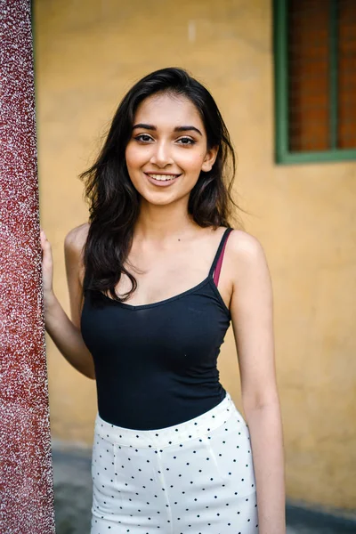 ブラック トップのフィッティングで若い 魅力的で美しいインド アジアの少女の肖像画 — ストック写真
