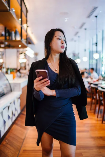 Retrato Uma Jovem Bela Mulher Chinesa Asiática Segurando Smartphone — Fotografia de Stock