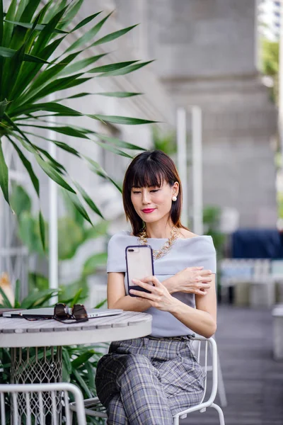 Portrait Attractive Confident Successful Chinese Asian Woman She Holding Her — Stock Photo, Image