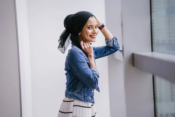Νέοι Κομψό Και Ελκυστικό Μαλαισίας Μουσουλμάνα Γυναίκα Φορώντας Φόρεμα Και — Φωτογραφία Αρχείου